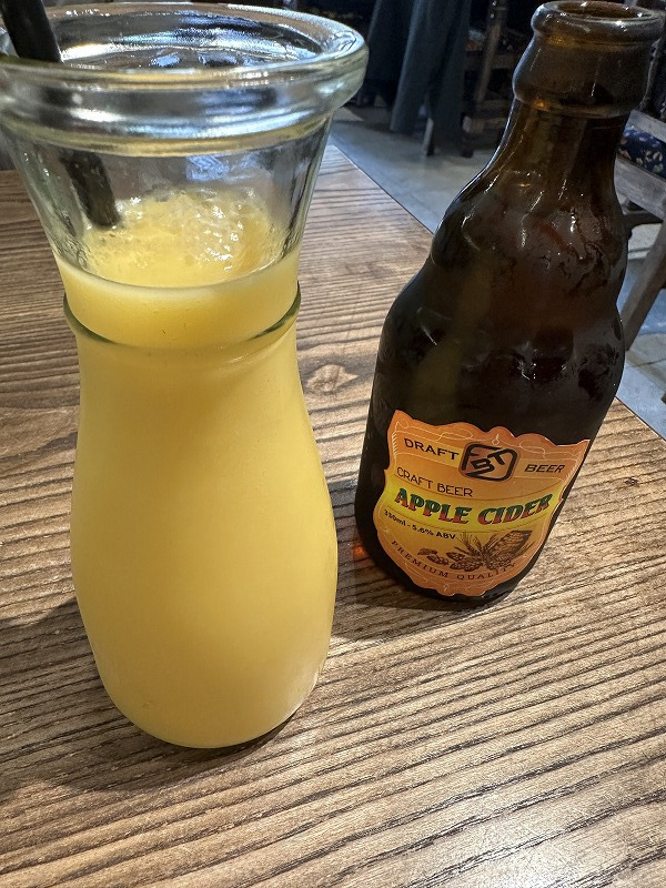 マンゴスムージーとビール。