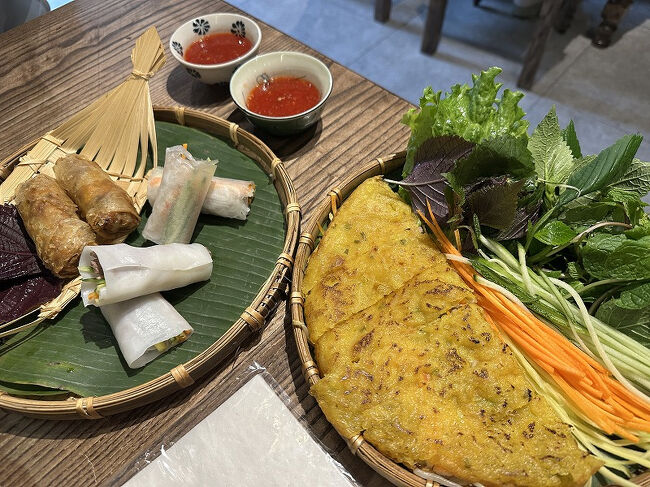 3種の春巻きとバインセオ。<br />バインセオは生春巻きの皮みたいなのが付いてきて、店員さんが食べ方を教えてくれました。<br />お会計は約2,300円。