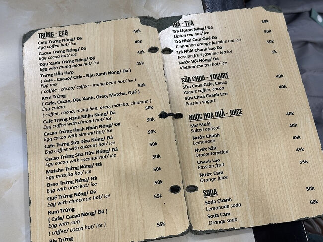 メニュー。<br />たくさんありますが、ほとんどの人がエッグコーヒー（ホットorアイス）を頼んでいるっぽい。