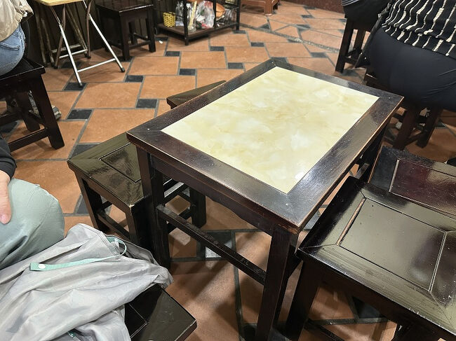 こんな感じの小さなテーブルとイスがぎゅうぎゅうに並んでいます。<br />お客さんいっぱい。