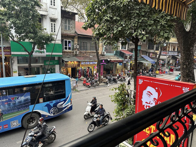 テラス席は3席のみ。<br />室内席になりました。