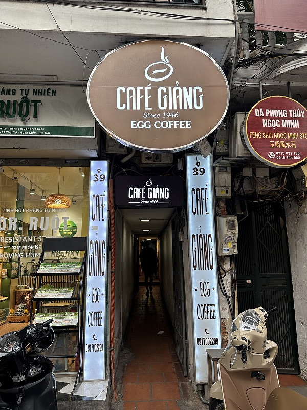 ◎Cafe Giang<br />ベトナム名物「エッグコーヒー」の有名店。<br />看板があるので分かりやすいですが、間口はめっちゃ細いです。<br />ここから入って階段で2Fまで上がります。