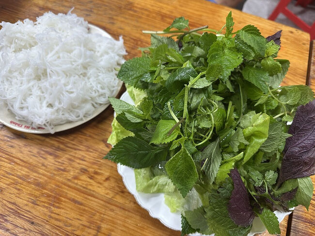 注文するとすぐに大量の麺と香草。