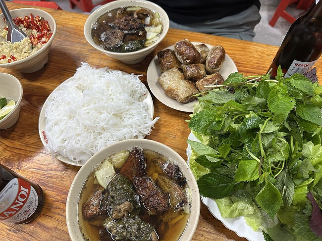 これで2セット分です。<br />ブンチャーはいわゆる”つけ麺”。<br />スープの中にはお肉が3～4種類。<br />焼いたのとか、ハンバーグみたいなのとか色々。<br />お肉はおいしかったのですが、スープがちょっと甘すぎかな。<br />味変用にニンニク、唐辛子、ライムが置いてあります。<br />揚げ春巻きはカニがたっぷり入っていてとってもおいしい。