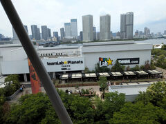 1駅なのであっという間に到着。
ゆりかもめ新豊洲駅です。
お目当てのチームラボプラネッツが見えます。