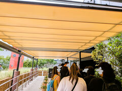 いざ入場。
チケットは事前に買っておきました。

大人2名＋子供1名で合計10,300円。

入場の際は何人かずつまとめて入場させているようで、20分ほど並びました。
来ている人は9割くらいが外国の方々でビックリです。

入場待ちの列が外国人ばかりで子供がやや怖がっていて不安・・・