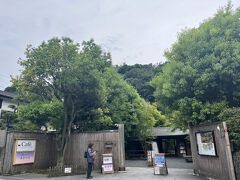 鎌倉駅からバスで10分ほどの浄明寺停留所で降りて、条恵観山荘（いちじょうえかんさんそう）へ。