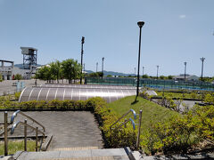 菅原神社を出て国道2号線を横切り笠岡湾干拓地に入ったところにあるのが笠岡総合スポーツ公園。陸上競技場、体育館、テニスコートなどがあります。