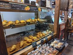 越後湯沢駅ではこのお店が気になってて。
お土産ショップエリアの隣、ビジターセンター内にある「and tap CAFE」というカフェなんだけど、ここで売ってる「ギッフェリ」というクロワッサンが絶賛されてる口コミを読んで気になったので買ってみた。
見ると確かに美味しそうで、しかも1個480円という都内の意識高い系パン屋並みの強気価格も逆に気になってしまい、お土産に計4個購入。食べてみたら本当に美味しかった♪越後湯沢の隠れグルメかも！
https://tabelog.com/niigata/A1504/A150404/15020882/
https://maps.app.goo.gl/ehojyUBmoUJWNZGU6