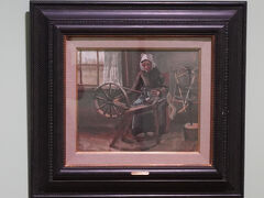 フィンセント・ファン・ゴッホ「紡ぎ車をくる女」1883-84年 和泉市久保惣記念美術館
本作では、壁を背に正面を向いて紡ぎ車を回し、糸を繰る女性を描いています。暗い室内を照らす窓からのかすかな外光を捉え、紡ぎ車と一体となった女性の動きを浮かび上がらせています。
ゴッホは、画家になることを目指した二十代の後半、ひたむきに働く人間の強さや純真さに美しさを見出し、労働者や農民の生活を主題とした絵を多く描きました。当時のゴッホは研究のため、ミレーの素描やリトグラフを数多く模写しています。本作はオランダ南部のヌエネンで制作していた頃のものです。