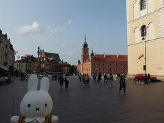 バス停から歩くと王宮広場に到着です(^_-)-☆。