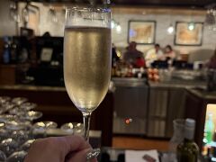 Ruth's Chris Steak House Waikiki

シャワーを浴びて
夜食を食べに参りました～～

