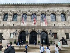 地下鉄のグリーンライン コプレイ（Copley）駅で降りるとすぐにあるのがボストン図書館です。