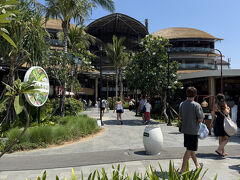 アイコンバリまで、30分弱海沿いを歩いてやってきました。のどかなサヌールにこんなショッピング施設がオープンしてます。