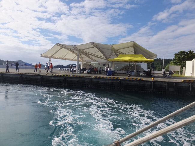 さてオプショナルツアーの２回目。<br />二見湾を船で周遊。<br />小型船が漁船に変更でわずかに料金が戻ってくるとのこと。