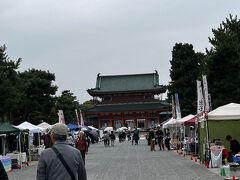 市バスで岡崎公園。ぽつりと雨が降って来た。