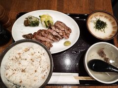 お昼ご飯が早かった上にずっと歩き回り、大量に汗もかいたのでお腹が空いて空いて。
ふと目に付いた牛タン屋さん「荒 羽田空港店」に飛び込みました。
牛タン、今日に相応しい麦ごはん、テールスープ、とろろのついた定食を頂きます。
牛さんありがとう……と泣きたくなるほど美味しすぎて、あっという間に完食。