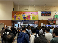 トロッコ嵯峨駅の待合室は団体客で満員だ。