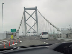 なんと、関門橋が現れました！　根拠なく、関門トンネルを通るのだとばかり思っていたハナはビックリ！！　いつも新幹線に乗っているので、関門海峡は海底トンネルで渡るのだと思い込んでいたんです。

そうだよね、橋があるんじゃないの！！　何年ぶりかしらん？？　美しい！！