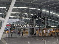 5/30
前日風邪薬を飲んで完全休養に充てたので、だいぶ体調がよくなりました
私が今回の旅行で最も行きたかった場所、ドイツ・ケルンに行きます
写真は早朝のユトレヒトセントラル駅
こちらの駅から乗り換えなしでケルンに行けます