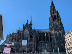 駅舎を出たところでいきなり巨大な教会が見えました
