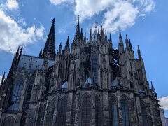 ケルン駅で女性陣と別れ、しばらく自由行動
大聖堂の周りを散歩しました