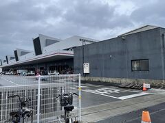 Googleマップを確認しながら歩いていると、
警備員さんが「市場食堂ですか？」と声をかけてくれました。

こちらから入ったらすぐですよ、と教えてもらったので失礼します！