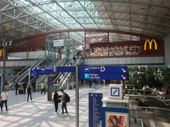 ターミナル２に到着しましたが、大きなターミナルですので、ターミナル間をつなぐモノレールを利用しました