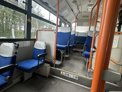 交通系ICカードOK
携帯電話モバイルでもOK
前の扉から乗って降りるのも同じドア
ドア入ってすぐ右の読み取り機械にピッと
降りる時は運転手さんの横の読み取りにピッと読ませて
はいOK
便利ですね
なんと乗客は
私達だけΣ(￣。￣ﾉ)ﾉ