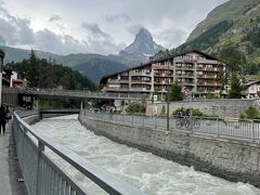 ホテルの横の川沿いを歩いていくと。