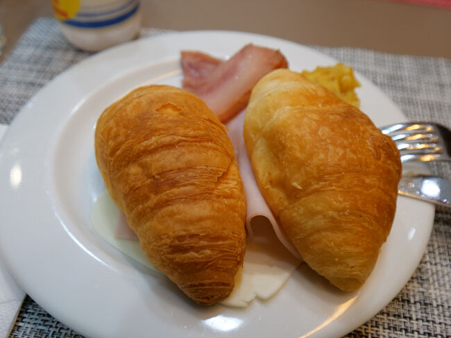 ７：００　朝食<br />クロワッサンと