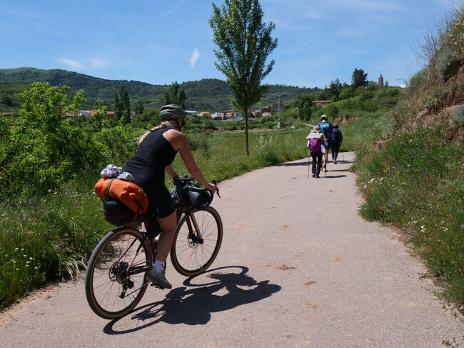 単独のチャリダーはノースリーブ