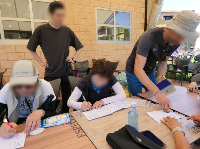 バルでランチ<br />クレデンシャルに日付を記入、現地ガイドのALはスタンプを押印<br />日本語を覚えて「ここ！」「ここ！」