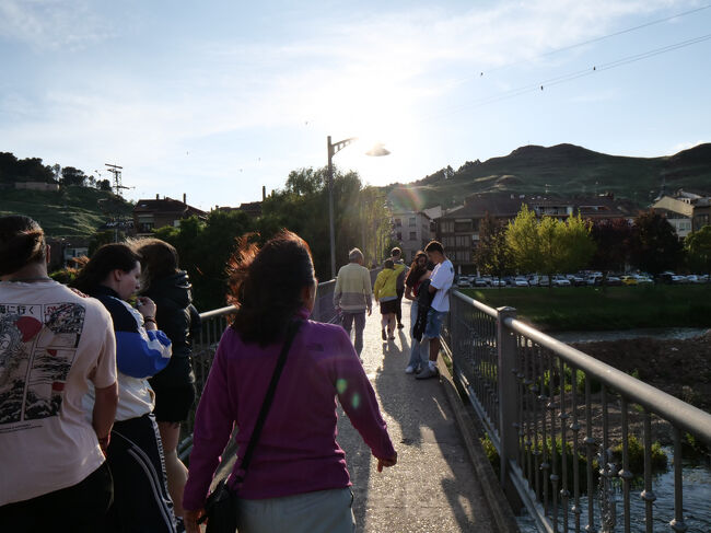 旧市街のレストランへ<br />歩き終わった後、右のハムストリングがしびれて苦痛