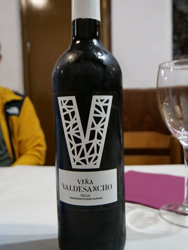 テーブルに赤ワインが数本<br />ワインを飲んで痛み止め