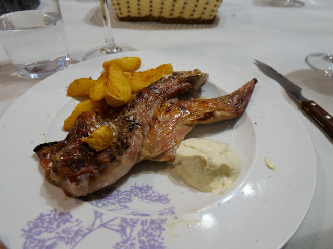 名物の赤ピーマン（肉詰め）を選択するも人数分なく、代替品のウサギ、イマイチ