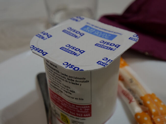 デザートのハードヨーグルトが人数分なく代替品（毎朝でている品）