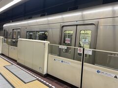 　ホテル隣の都ホテル前からエスカレーター（自分に優しく）で地下に潜り、一番近い最後尾に乗車。