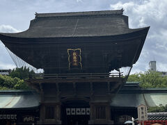 　本殿にお参り。