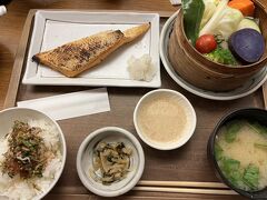 　上のと何が違うのって？ご飯にふりかけが乗っているでしょう？先月は海鮮丼にしてしまって、ふりかけの余裕がなく、悔しかったので、今回リベンジ。かけ放題です。ご飯の量も最初に選べます。ちなみにこれは普通盛り。野菜も本来の甘味で美味。完食。1408円。