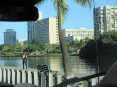 ワゴンはシェラトン、ワイキキ ビーチ マリオット に集合している人をピックアップして総勢８名のツアーになった。
アラワイブルーバードを走行している。アラワイ運河が見える。