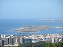 拡大すると方角的にダニエルイノウエ空港。やはり滑走路だった。
