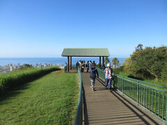 本当にいい天気。この展望台は夜は閉まってしまうので夜景を見るツアーは一段下の道路で見ることになるそうだ。