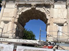 次はコロッセオの隣にあるフォロ・ロマーノを観にいきます。
こちらはコロッセオのすぐ横にあるコンスタンティヌスの凱旋門