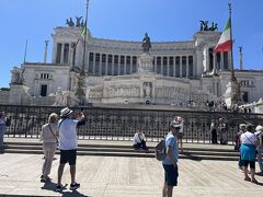 出てちょっと歩いたところにあったヴィットーリオエマヌエーレ２世記念堂（多分・・）この辺りでバスに乗りたかったのですが、道路大渋滞で諦めました。
