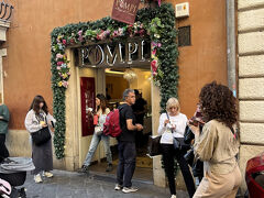 スペイン広場近くのpompiにティラミスを買いに行きます。