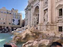 その後、昼ホテルに戻る途中に通ったけれどスマホのバッテリー切れで写真が撮れなかったトレビの泉へ。泉に近づいてコインを投げたい方は列に並びます。（並びました）

泉の淵に腰をかけると途端に係の人がホイッスルを吹いて注意されます。ホイッスルの音が何度も響き渡っておりました。