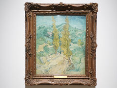 伝フィンセント・ファン・ゴッホ「アルピーユの道」制作年不詳 公益財団法人大原芸術財団 大原美術館
大原美術館が所蔵するこの作品はゴッホが描いたものではなく、ドイツの画商オットー・ヴァッカー（1898-1970）が弟に描かせた贋作です。
元になったと思われる絵はアメリカ（オハイオ州）のクリーヴランド美術館が所蔵していて、微妙なタッチや色使いはもちろん物の配置なども違っています。
※本展での撮影ではありません。