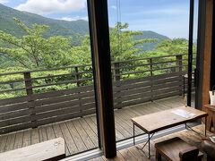 カフェ内は広くていろんな席があります
今回はおチビ連れなのでキッズスペースの近くの席をお勧めされました

足湯の席もありますよー