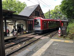 湯本行きにもバイバイ

とんがり屋根の駅舎がカワユイな！